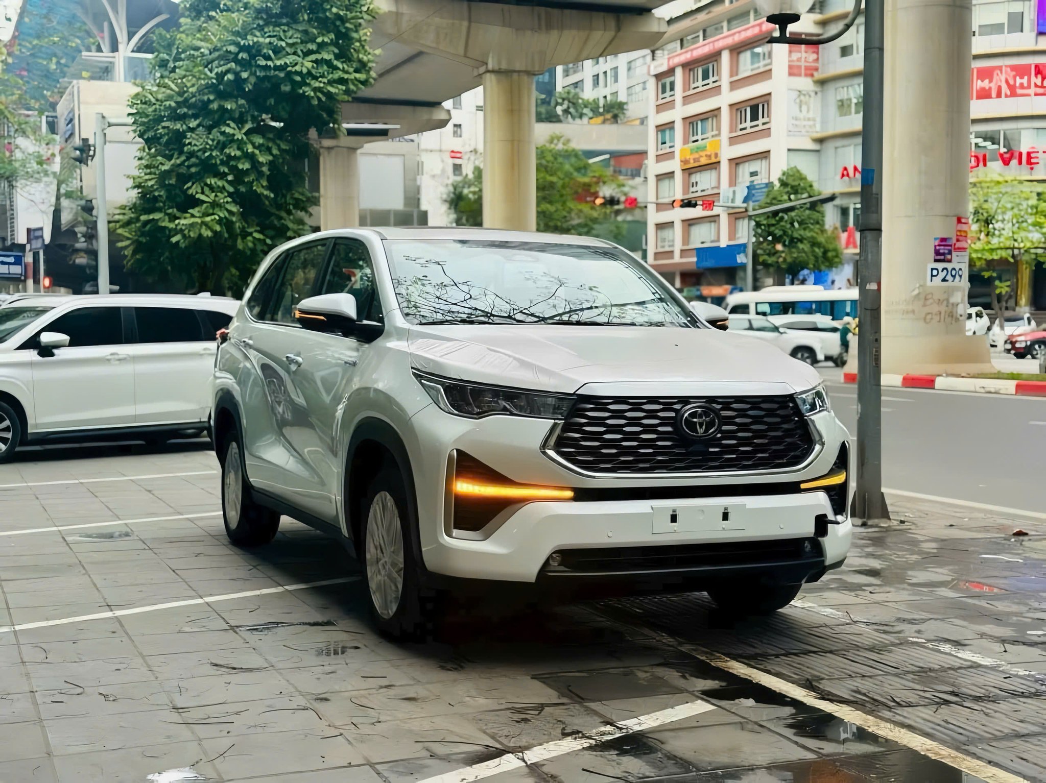 TOYOTA INOVA 2.0V 2024